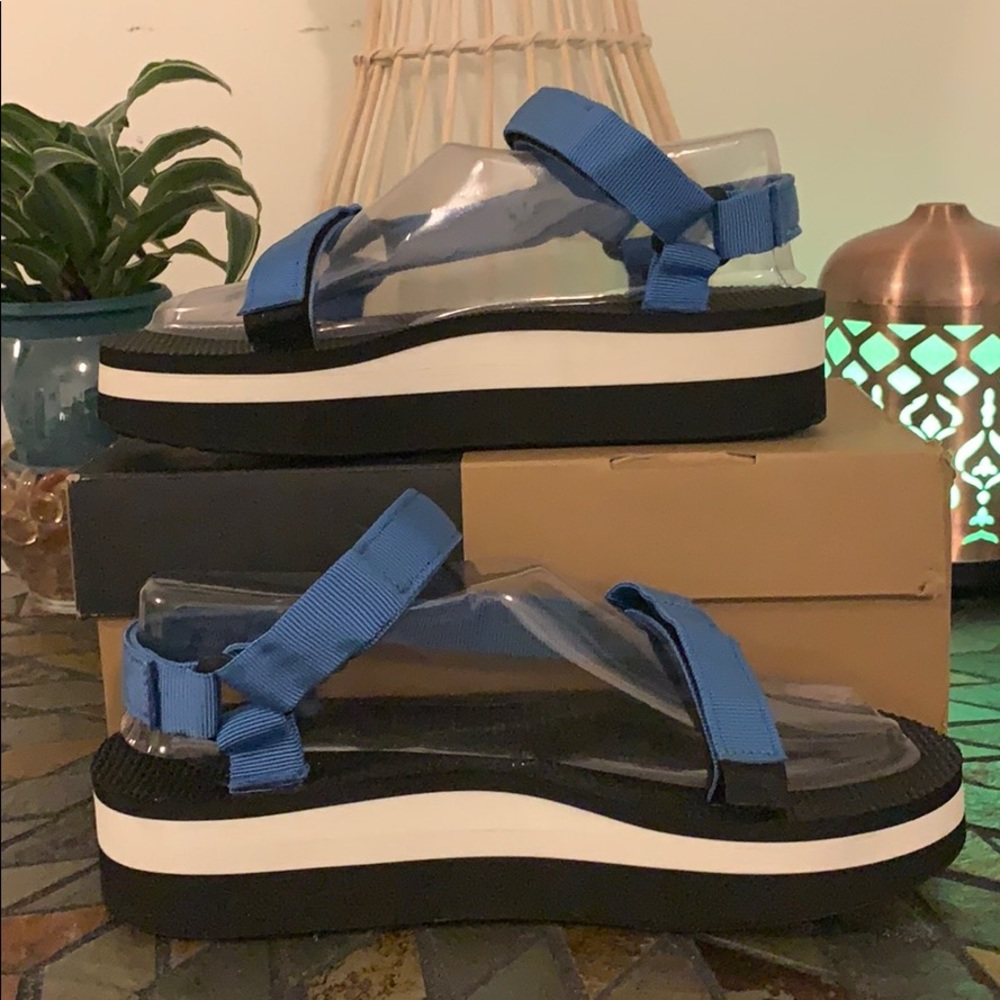 Teva  French Blue flatform Sandals Size 9/40 NWB